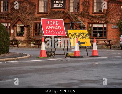 Ein Straßenschild neben einem Umlenkschild, das den Verkehr in East Hoathly, East Sussex, Großbritannien, umleitet Stockfoto