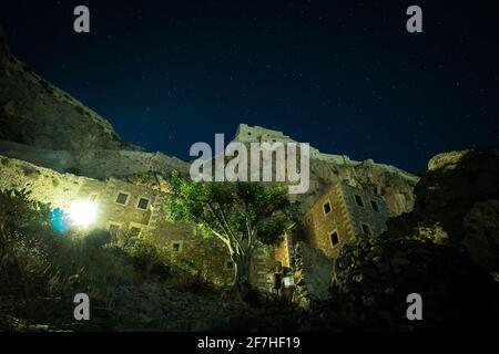 Die berühmte antike Stadt monemvasia in der Nacht, mit Blick auf die obere Festung. Sterne sind am Himmel über uns sichtbar. Stockfoto