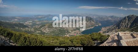 Panorama der wunderschönen Bucht von Kotor, die an einem sonnigen, fast wolkenlosen Tag vom Lovcen-Nationalpark in Montenegro aus gesehen wird. Sichtbar Kotor, Tivat, Meer und Stockfoto