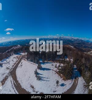 Breites Panorama von doppler Regen oder Wetterradar auf der Spitze des Hügels namens Pasja Ravan in Slowenien an kalten Wintertagen. Schöner sonniger Tag und Regen Stockfoto