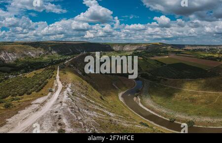 Drohnen-Luftpanorama von Felsen und Bäumen im Kloster Orheiul Vechi in Moldawien an einem sonnigen Sommertag. Blick auf das Kloster und den Glockenturm. Stockfoto