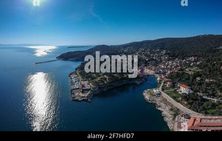 Panorama-Luftaufnahme des Dorfes Veli Losinj auf der kroatischen Insel. Blick auf den Hafen oder den Hafen des Dorfes. Wunderschöne bunte Häuser Stockfoto