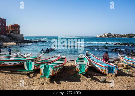 Fischerboote in Ngor Dakar, Senegal, genannt Pirogue oder Piragua oder Piraga. Bunte Boote von Fischern in der Bucht von Ngor an einem sonnigen Tag stehen verwendet Stockfoto