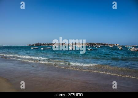 Panorama von Ille de Ngor oder Ngor Insel, Blick vom Yoff Strand. Die Insel ist von verschiedenen Booten umgeben. Stockfoto