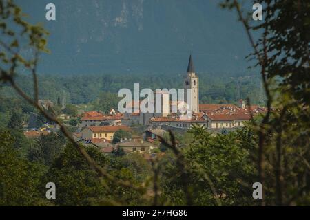 Panoramablick auf die italienische Stadt Venzone, von weit her gesehen, mit Blick auf die Kathedrale. Die Stadt wurde nach dem Erdbeben im Jahr 1976 vollständig restauriert. Stockfoto