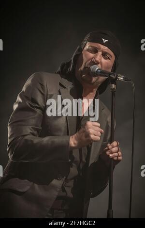 LJUBLJANA, SLOWENIEN, MAI 9 2016: Sänger Milan Fras von der Band Laibach tritt in der Cankar Hall vor sitzenden Zuschauern auf. Stockfoto