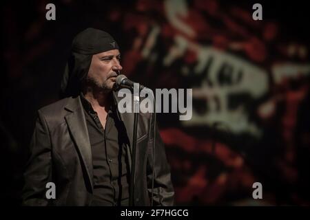 LJUBLJANA, SLOWENIEN, MAI 9 2016: Sänger Milan Fras von der Band Laibach tritt in der Cankar Hall vor sitzenden Zuschauern auf. Stockfoto