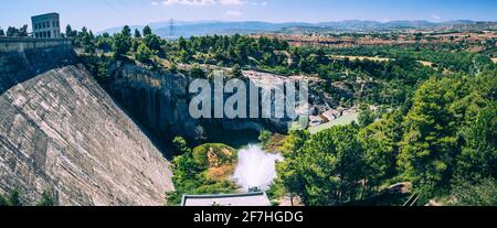 Panoramabild eines Staudamms des Wasserkraftwerks von Talarn, auf dem Talarn-See, in der Nähe der Stadt Tremp in Katalonien, Spanien an einem sonnigen Tag. Stockfoto