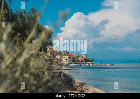 Poscard Panorama der adriatischen Küstenstadt Valun auf der kroatischen Insel Cres. Schönes kleines malerisches Dorf am Strand in der Sommersonne. Stockfoto