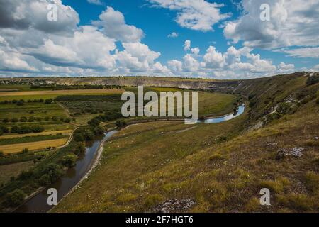 Drohnen-Luftpanorama von Felsen und Bäumen im Kloster Orheiul Vechi in Moldawien an einem sonnigen Sommertag. Blick auf das Kloster und den Glockenturm. Stockfoto