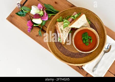 Beruhigende warme Suppe und Sandwich für einen kühlen Tag Mittagessen, gesunde Ernährung Lebensstil. Fotokonzept, Food-Hintergrund, Kopierraum Stockfoto