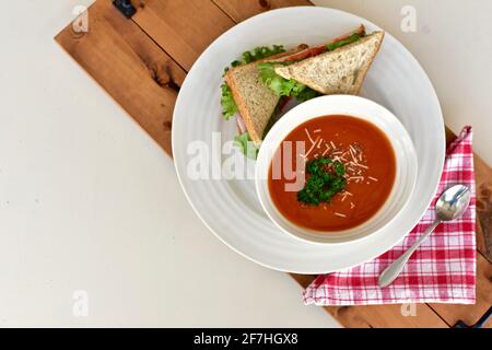 Beruhigende warme Suppe und Sandwich für einen kühlen Tag Mittagessen, gesunde Ernährung Lebensstil. Fotokonzept, Food-Hintergrund, Kopierraum Stockfoto