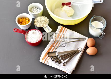 Backutensilien und Zutaten für die Zubereitung leckerer, leckerer Muffins. Fotokonzept, Hintergrund der Nahrung, gesunder Lebensstil Stockfoto