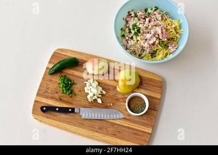 Hausgemachte Gourmet-gefüllte Schweinefleischburger-Zutaten für die Zubereitung von saisonalen sommergrills und Picknickgerichten. Fotokonzept, Hintergrund, Lifestyle, Kochen Stockfoto