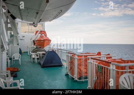 Zelt auf einem Deck eines Fährschiffes, verwendet für Schatten und Schutz wieder Wind an Bord, während der Reise als Passagier auf einem Deck ohne eine gekaufte Kabine mit Stockfoto