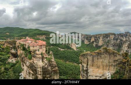 Drohne Panorama des Klosters Varlaam. Wunderschöne Panoramasicht, altes traditionelles griechisches Gebäude auf der Spitze eines riesigen Steinpfeilers in Meteora, Stockfoto