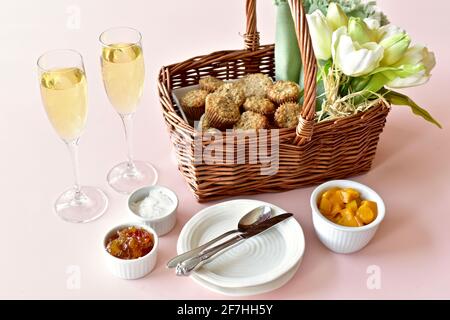 Brunchgebäck und Champagner zum festlichen Muttertagsangebot, Frühstück im Bett. Foto-Konzept, Food Hintergrund, Lifestyle Stockfoto