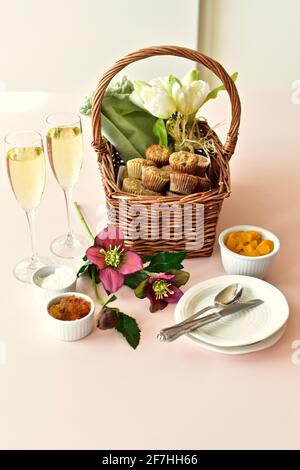 Brunchgebäck und Champagner zum festlichen Muttertagsangebot, Frühstück im Bett. Foto-Konzept, Food Hintergrund, Lifestyle Stockfoto