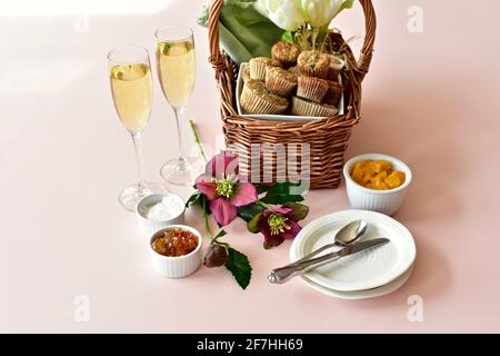 Brunchgebäck und Champagner zum festlichen Muttertagsangebot, Frühstück im Bett. Foto-Konzept, Food Hintergrund, Lifestyle Stockfoto