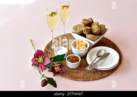 Brunchgebäck und Champagner zum festlichen Muttertagsangebot, Frühstück im Bett. Foto-Konzept, Food Hintergrund, Lifestyle Stockfoto