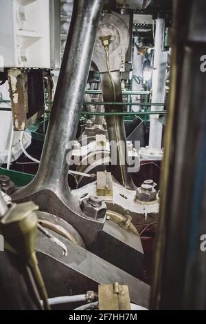 Metallkolbenstangen und Großlager eines alten Kriegskreuzers oder Dampfschiffs. Motor eines alten Dampfschiffes. Stockfoto