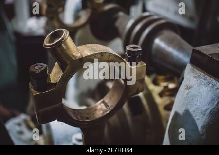 Metallkolbenstangen und Großlager eines alten Kriegskreuzers oder Dampfschiffs. Motor eines alten Dampfschiffes. Stockfoto