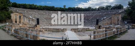 Panorama des antiken Theaters von Epidaurus oder Epidavros, Präfektur Argolida, Peloponnes, Griechenland, von unten nach oben betrachtet. Stockfoto