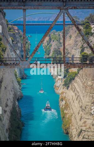 Korinth oder korinthischer Kanal in Griechenland. Eine schmale Wasserstraße, die das Ionische Meer mit dem Ägäischen Meer verbindet. Enger Wasserdurchgang in Fels gehauen an einem sonnigen Tag. Stockfoto