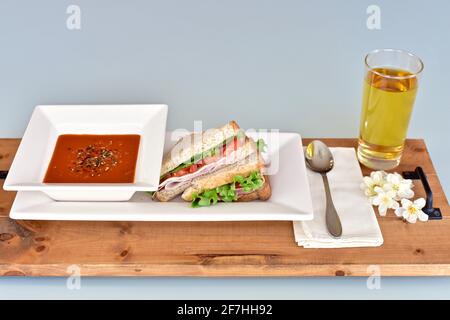 Beruhigende warme Suppe und Sandwich für einen kühlen Tag Mittagessen, gesunde Ernährung Lebensstil. Fotokonzept, Food-Hintergrund, Kopierraum Stockfoto