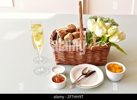 Brunchgebäck und Champagner zum festlichen Muttertagsangebot, Frühstück im Bett. Foto-Konzept, Food Hintergrund, Lifestyle Stockfoto