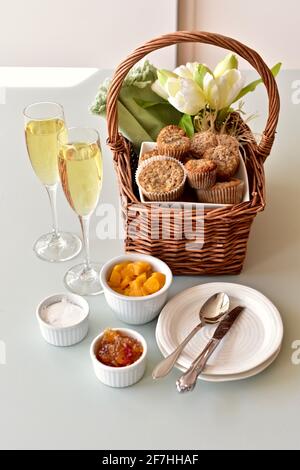 Brunchgebäck und Champagner zum festlichen Muttertagsangebot, Frühstück im Bett. Foto-Konzept, Food Hintergrund, Lifestyle Stockfoto