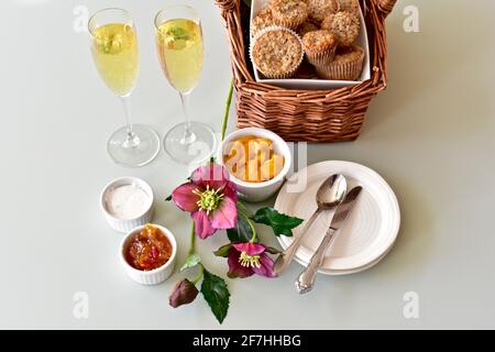 Brunchgebäck und Champagner zum festlichen Muttertagsangebot, Frühstück im Bett. Foto-Konzept, Food Hintergrund, Lifestyle Stockfoto