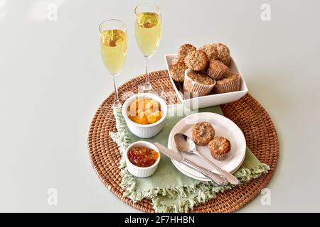 Brunchgebäck und Champagner zum festlichen Muttertagsangebot, Frühstück im Bett. Foto-Konzept, Food Hintergrund, Lifestyle Stockfoto