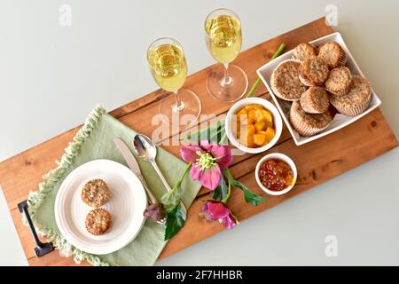 Brunchgebäck und Champagner zum festlichen Muttertagsangebot, Frühstück im Bett. Foto-Konzept, Food Hintergrund, Lifestyle Stockfoto