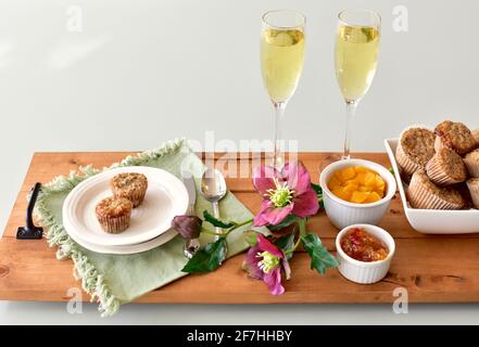 Brunchgebäck und Champagner zum festlichen Muttertagsangebot, Frühstück im Bett. Foto-Konzept, Food Hintergrund, Lifestyle Stockfoto