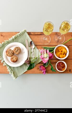 Brunchgebäck und Champagner zum festlichen Muttertagsangebot, Frühstück im Bett. Foto-Konzept, Food Hintergrund, Lifestyle Stockfoto