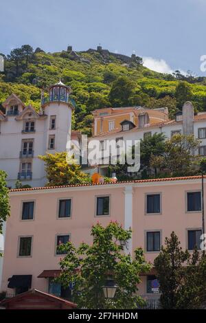 Häuser im Dorf Sintra, Portugal, an einem warmen Sommertag. Blick vom Schlepptau auf die Burg. Stockfoto