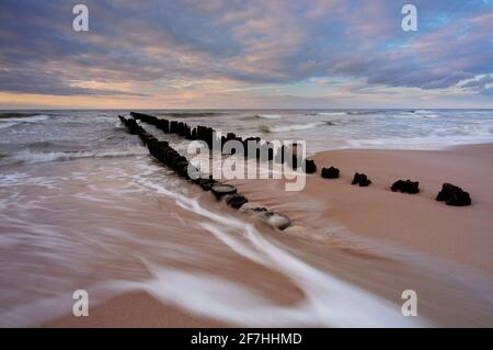 Ostseeküstenlandschaft, Wellenbrecher am Strand in Kolobrzeg, Polen. Stockfoto