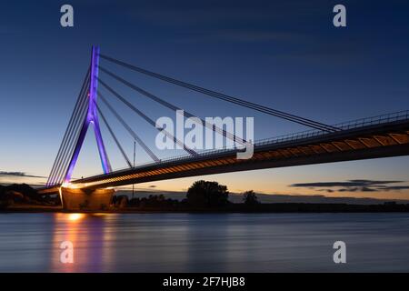 Rheinbrücke Wesel zur Blauen Stunde Stockfoto