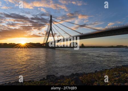 Rheinbrücke Wesel bei Sonnenuntergang Stockfoto
