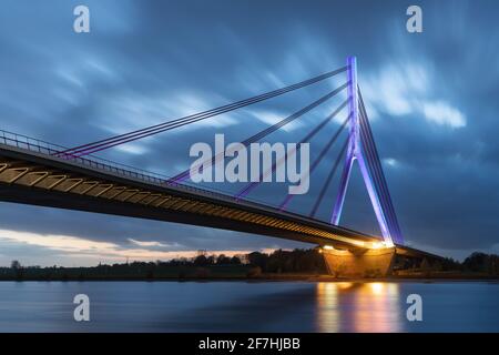 Rheinbrücke Wesel zur Blauen Stunde Stockfoto