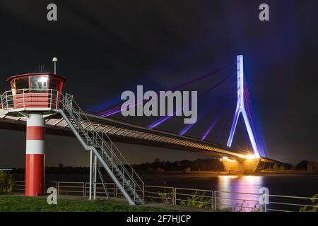 Rheinbrücke Wesel bei Nacht mit Turm Stockfoto