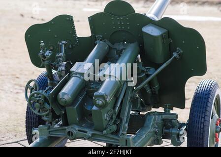 Blick auf die russischen Kanonen und Haubitzen im Park. Militärmuseum im Freien Stockfoto