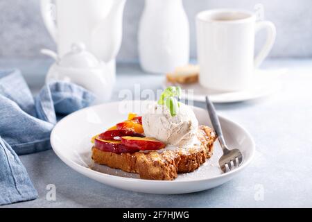 French Toast mit Pfirsichen und Vanilleeis Stockfoto