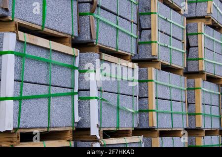 Neue Stapel Granitsteine auf Paletten Stockfoto