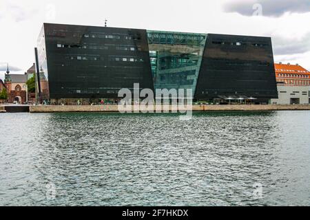 Blick auf die Königliche Bibliothek von Kopenhagen, genannt Black Diamond, vom Kanal im Christenviertel Stockfoto