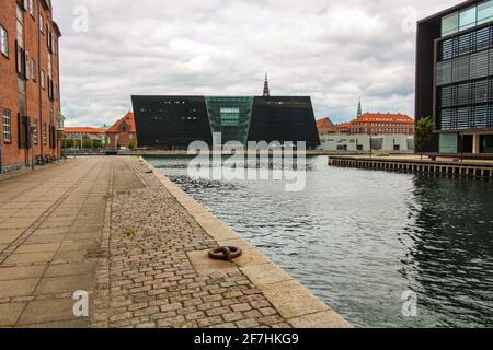 Blick auf die Königliche Bibliothek von Kopenhagen, genannt Black Diamond, vom Kanal im Christenviertel, vor dem Bau des Cirkelbroen Stockfoto