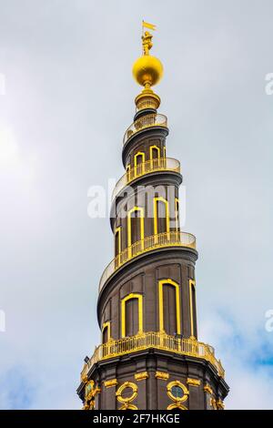 Die Spitze des Turms der vor Frelsers Kirke, mit der charakteristischen Wendeltreppe und der goldenen Statue an der Spitze Stockfoto