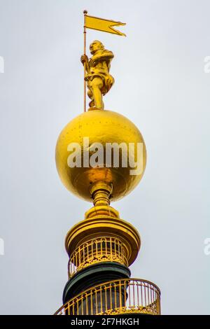 Die Spitze des Turms der vor Frelsers Kirke, mit der charakteristischen Wendeltreppe und der goldenen Statue an der Spitze Stockfoto