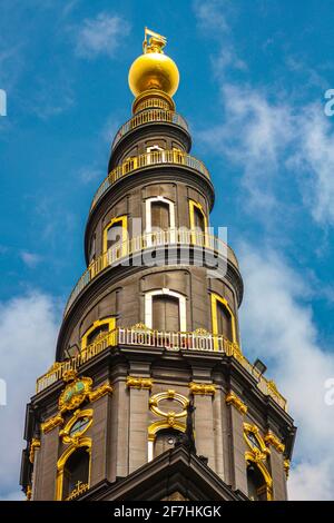 Die Spitze des Turms der vor Frelsers Kirke, mit der charakteristischen Wendeltreppe und der goldenen Statue an der Spitze Stockfoto